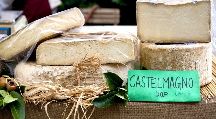 Il formaggio Castelmagno DOP in mostra al mercato di Alba - Piemonte
