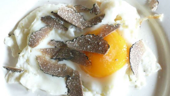 Tegamino di uova e tartufo bianco d’Alba