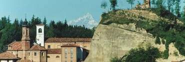 Il centro storico di Vezza dominato dalla Rocca