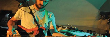 Edoardo Baima in un concerto del tour europeo di Io monade stanca