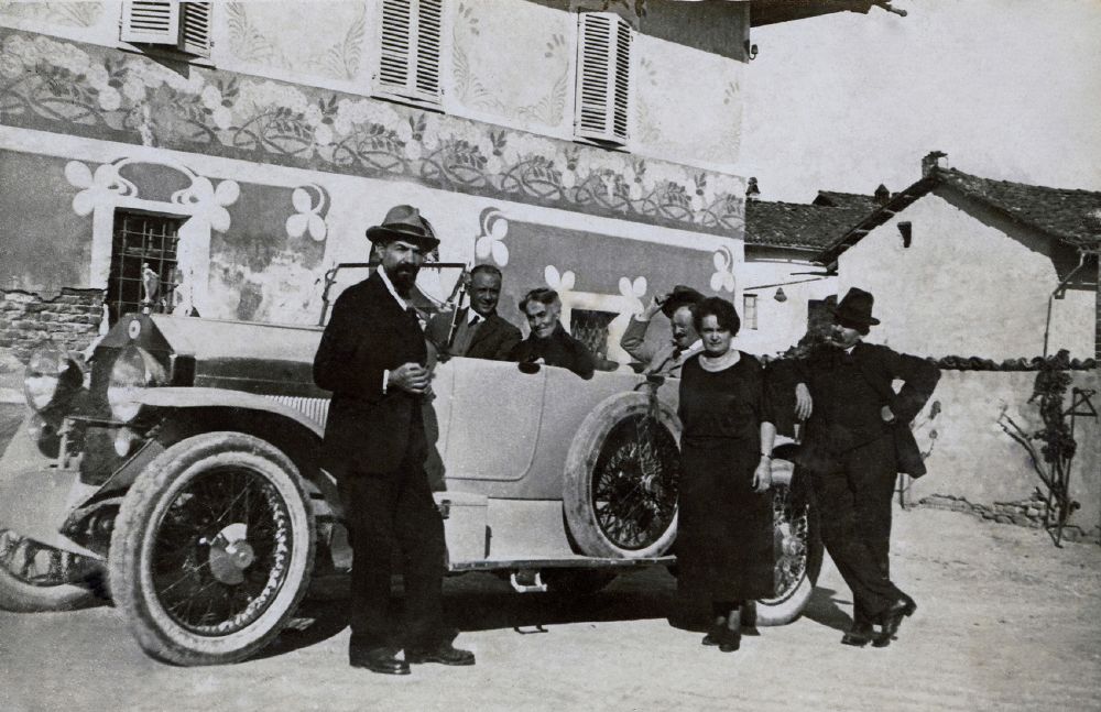 Giovanni Rava davanti alla casa a Magliano Alfieri