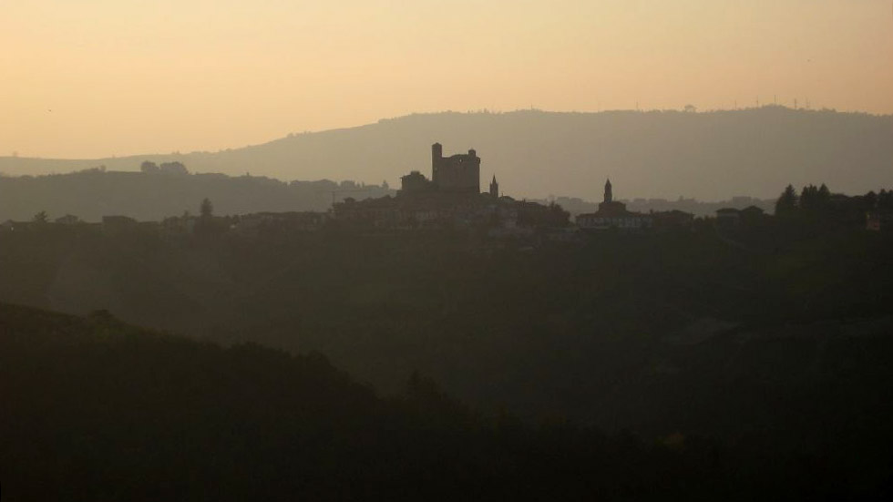 Serralunga d'Alba e il suo castello al tramonto