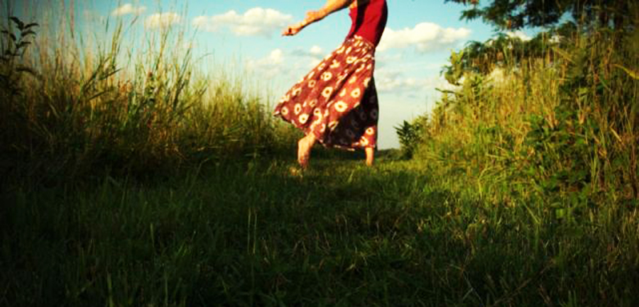 Donna passeggia in un prato