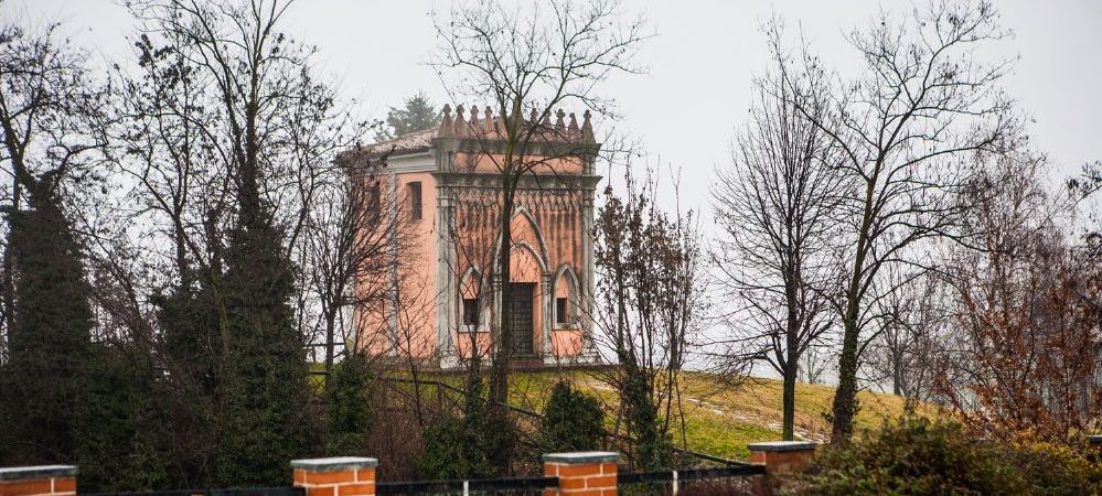 La cappella di San Pietro delle Viole, simbolo dell'azienda.