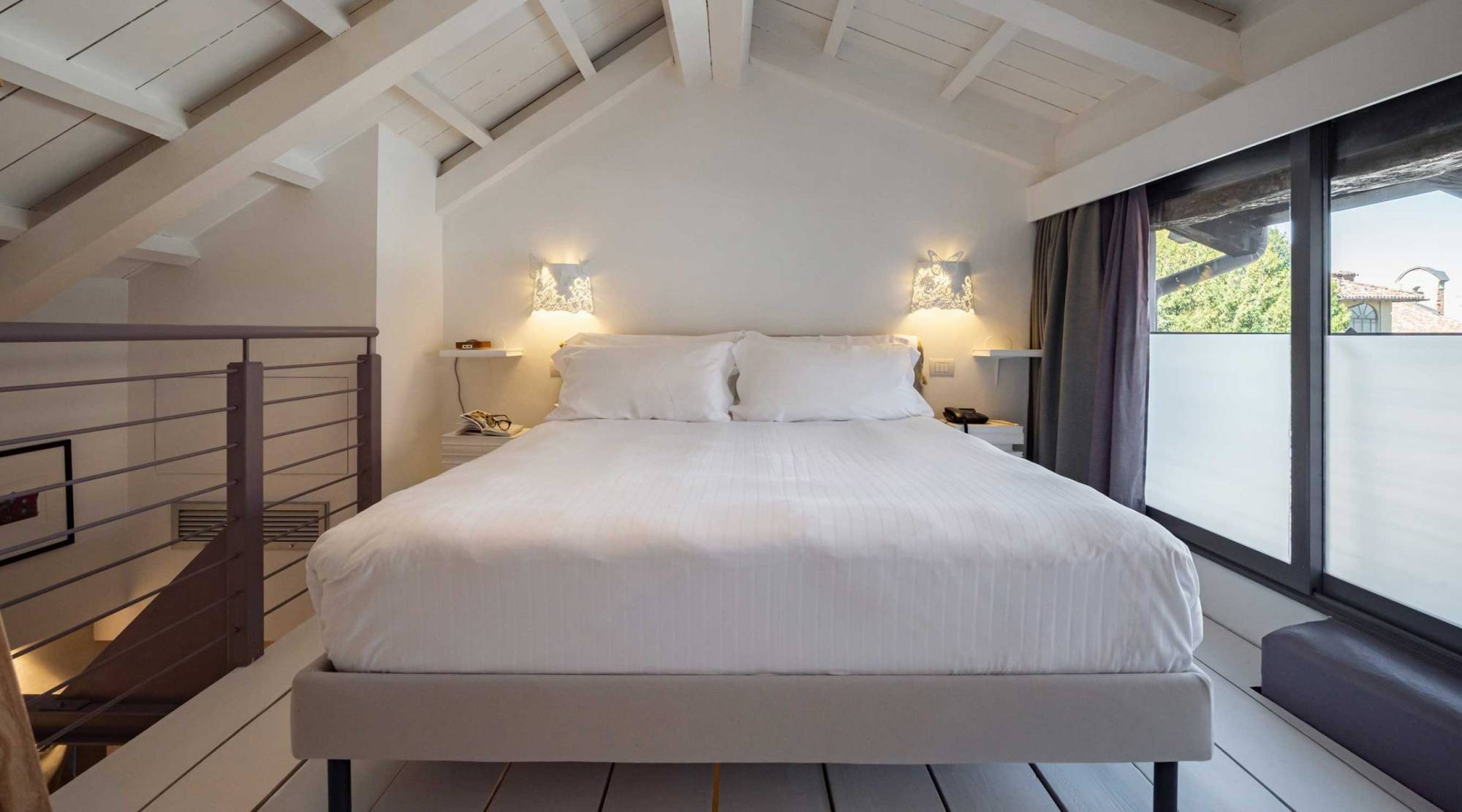 Uve-La-Morra_Suite-Barbaresco_Letto-Travi-a-vista_Langhe