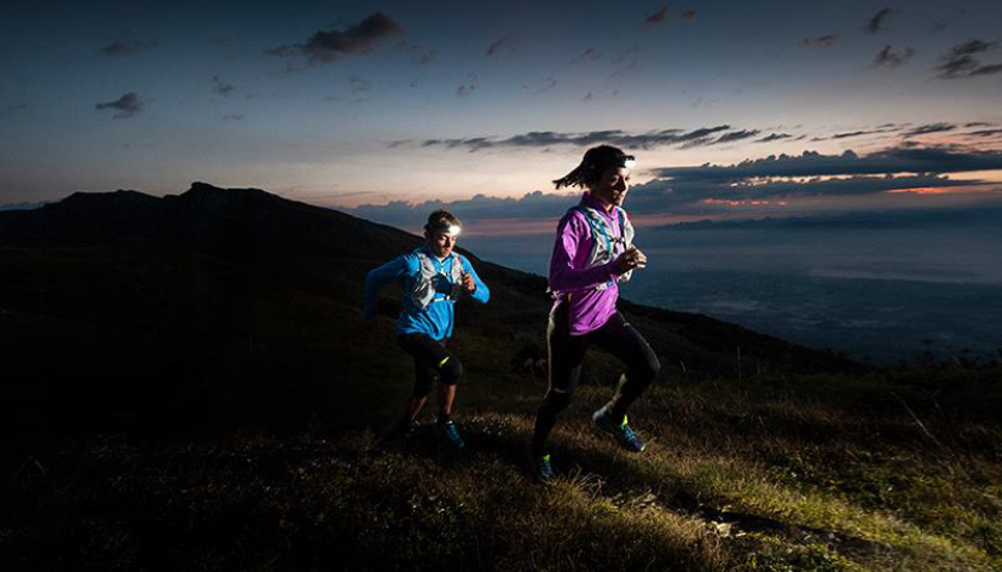 Best heading. Running outdoors at Night. Running at Night at Mountain. Outdoor Sports at Night. Фото ночной Трейл бег.