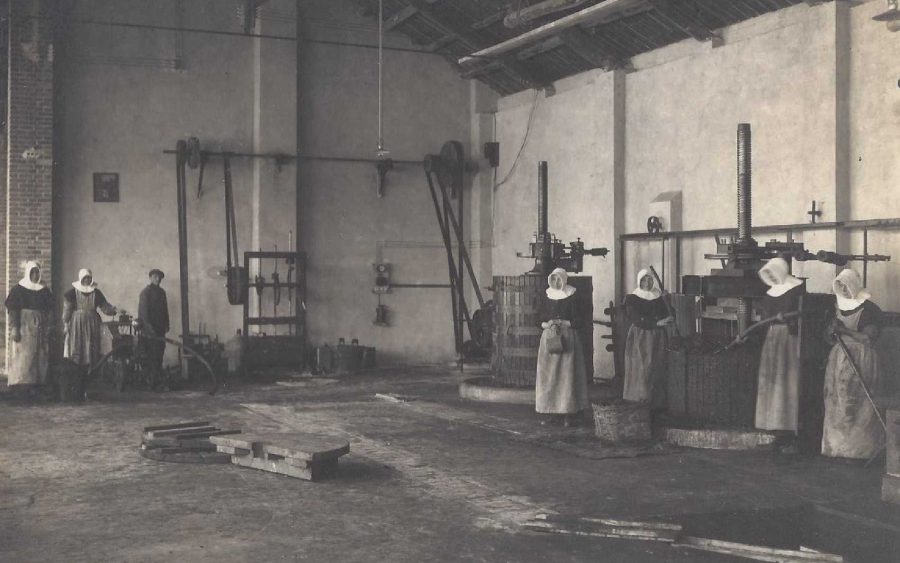 Il Monastero delle suore del vino bianco: la pigiatura