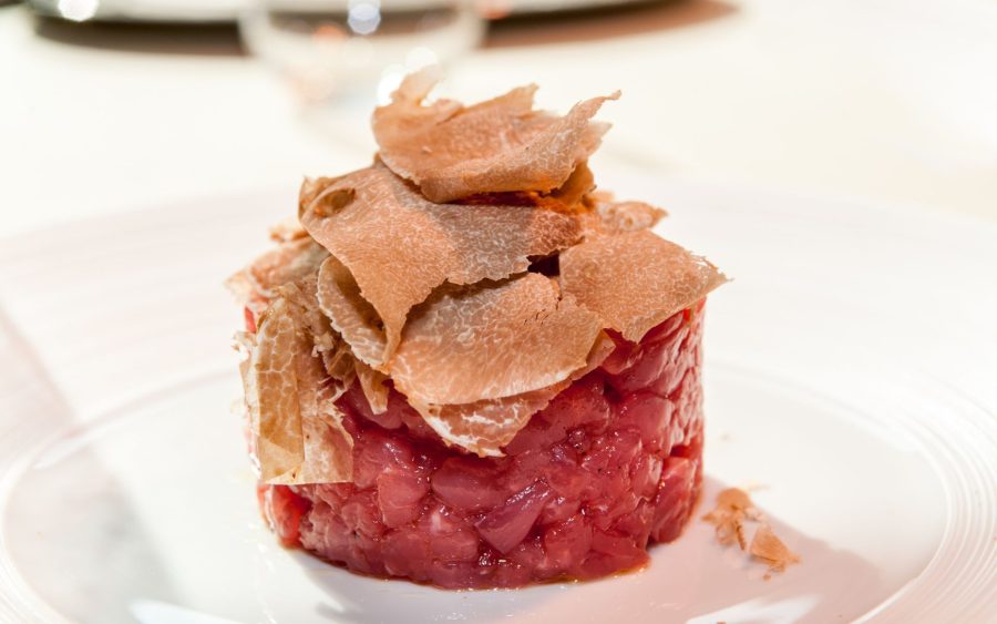 Knife-beaten raw meat with white truffle of Alba