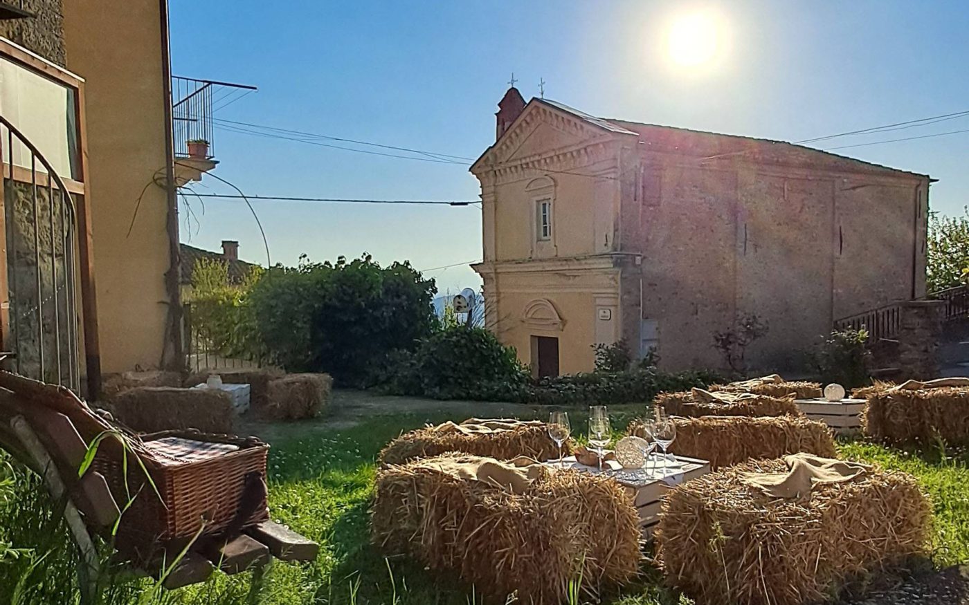 The SensoVia, aperitif in the grassy garden at the foot of the tower