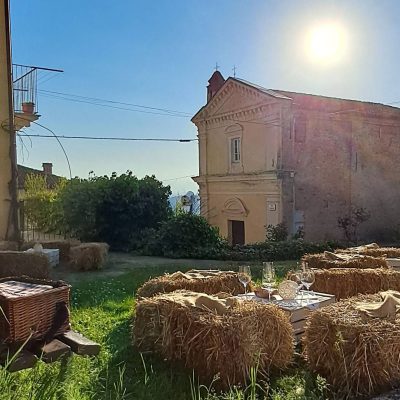 La SensoVia, aperitivo nel giardino erboso ai piedi della torre
