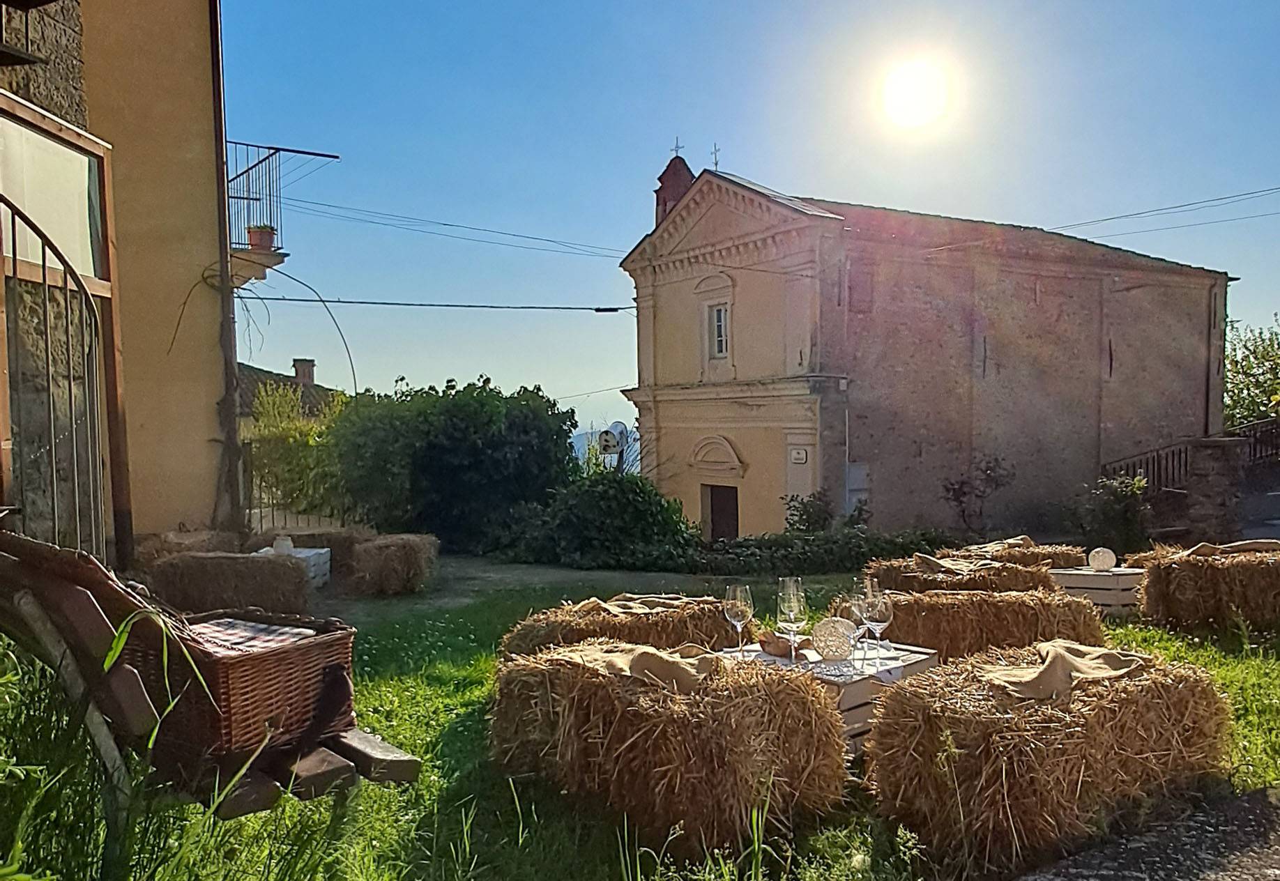 La SensoVia, aperitivo nel giardino erboso ai piedi della torre
