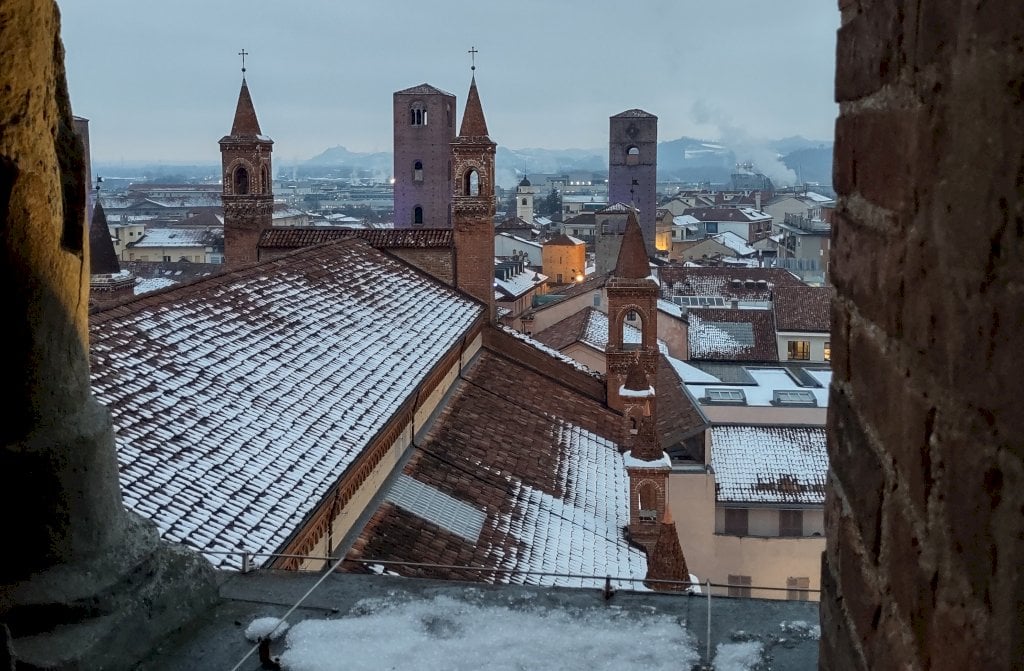 Campanile_dicembre vista con neve in città