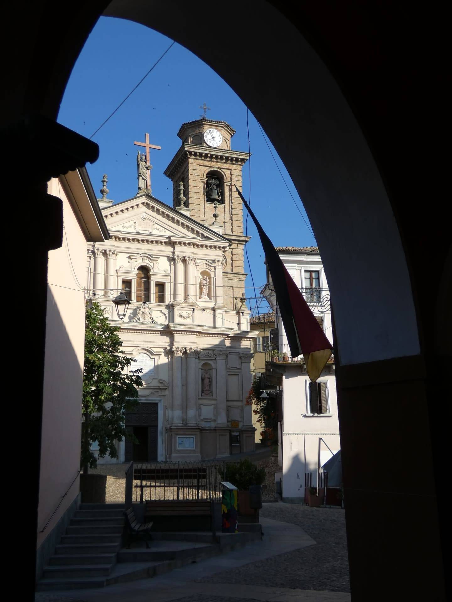 Castagnole delle Langhe - San Pietro, incorniciata dal portico